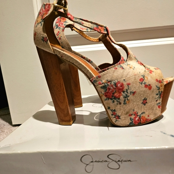 Jessica Simpson Shoes - Jessica Simpson platform 8M Oatmeal/ floral